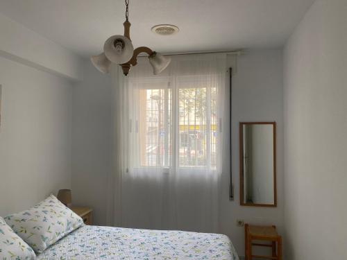 ein Schlafzimmer mit einem Bett und einem Fenster in der Unterkunft Mirador del Puerto in Aguadulce