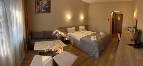 ein Hotelzimmer mit 2 Betten und einem Sofa in der Unterkunft Room in BB - Hotel Moura Double Room n5169 in Borowez