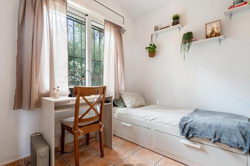 een slaapkamer met een bed, een stoel en een raam bij Valle de los sueños in Canyelles