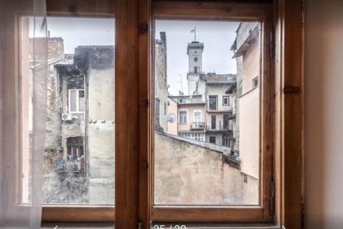 een open raam met uitzicht op de stad bij Вірменська 12 in Lviv