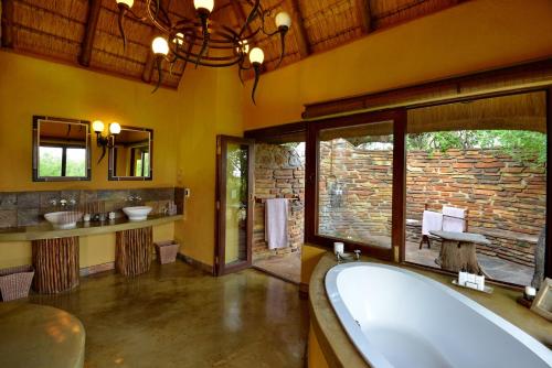 Koupelna v ubytování Motswiri Private Safari Lodge
