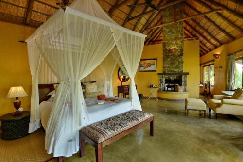 Postel nebo postele na pokoji v ubytování Motswiri Private Safari Lodge