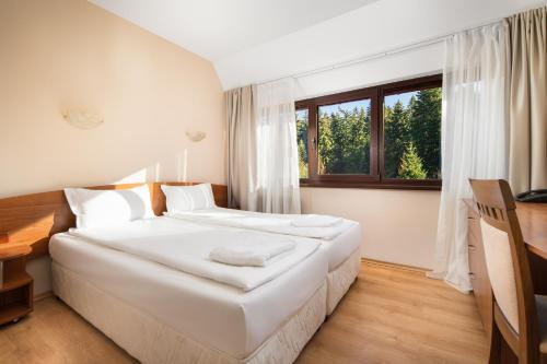 sypialnia z 2 łóżkami i oknem w obiekcie Room in BB - Hotel Moura Double Room n5167 w Borowcu