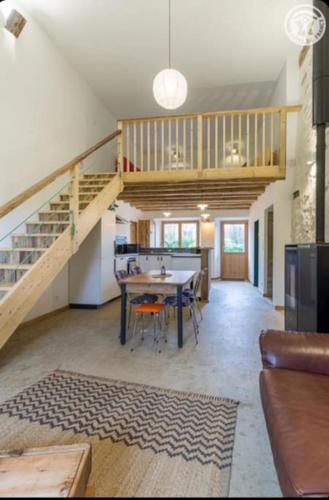 une salle à manger avec une table et un escalier dans l'établissement gîte avec jardin - Aix les bains - Le revard, à Trévignin