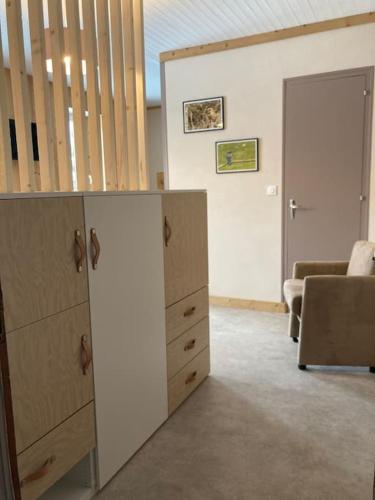 un salon avec une commode et une chambre dans l'établissement Studio chaleureux au départ des sentiers et pistes de ski, à Lajoux