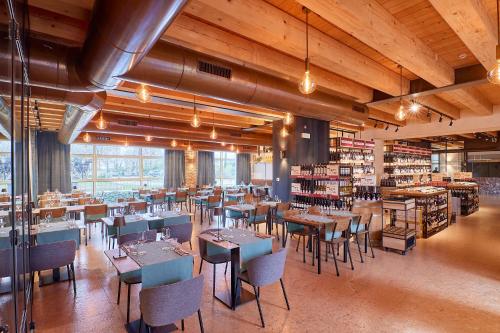 a restaurant with tables and chairs in a library at Hotel Veronesi La Torre in Dossobuono