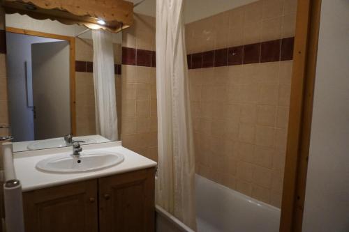 une salle de bains avec lavabo et baignoire dans l'établissement Résidence Cristallines - 3 pièces 6 personnes MAE-4424, à Orcières