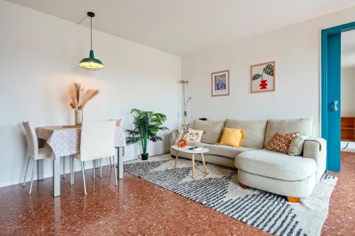 a living room with a couch and a table at Encantador loft in Sant Sadurní dʼAnoia