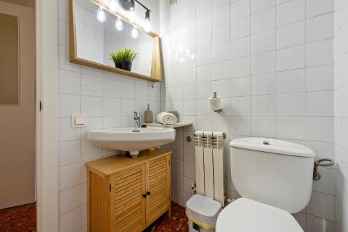 ein Badezimmer mit einem weißen WC und einem Waschbecken in der Unterkunft Encantador loft in Sant Sadurní dʼAnoia