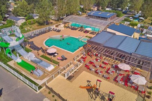 een luchtzicht op een waterpark met een zwembad bij Camping Riva Bella in Ouistreham