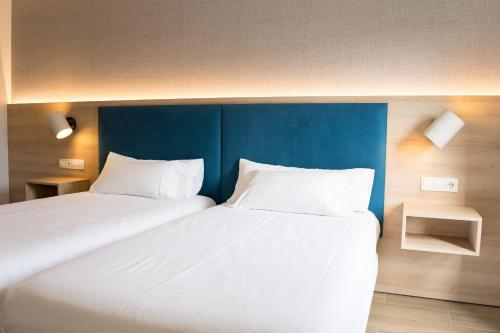 Hotel Parking Miradoiro de Belvísにあるベッド
