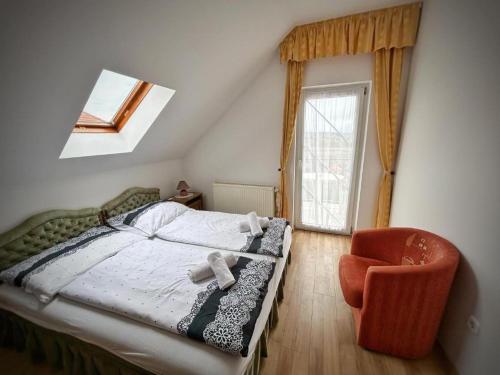 Un pat sau paturi într-o cameră la Főnix Wellness ** Apartman