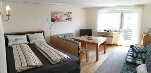 ein Schlafzimmer mit einem Bett und einem Tisch in einem Zimmer in der Unterkunft Ferienwohnung Gruberhörndlblick in Inzell
