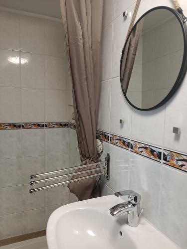 une salle de bain avec un lavabo et un miroir dans l'établissement Gîte coeur de bocéliande, à Néant-sur-Yvel