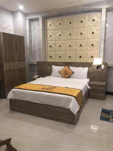 a bedroom with a large bed in a room at Hồng Nhung Hotel Kiên Giang in Rach Gia