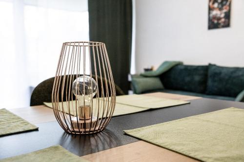 Una lámpara de cristal colocada encima de una mesa. en Schöne Wohnung 008 am See mit Wi-Fi & Netflix, en Bielefeld
