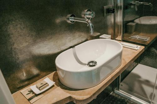 Ένα μπάνιο στο Naboo Verona Luxury Suites