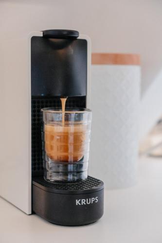a black blender with a drink in it at North Sea's White Shelter - 4 personnes in Koksijde