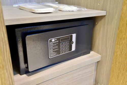a microwave oven sitting on top of a counter at Kew Green Hotel Mongkok in Hong Kong