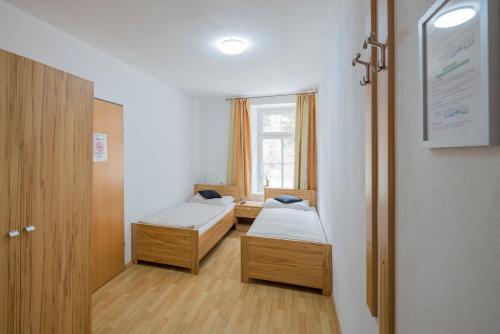 Cette chambre comprend 2 lits et une fenêtre. dans l'établissement Workers Apartment für die besten Monteure in Leoben und Bruck an der Mur, à Oberaich