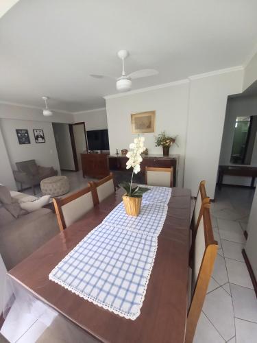 mesa de comedor con mantel azul y blanco a cuadros en Apto 4 quartos em BC com garagem enorme, cabem 2 carros pequenos, en Balneário Camboriú