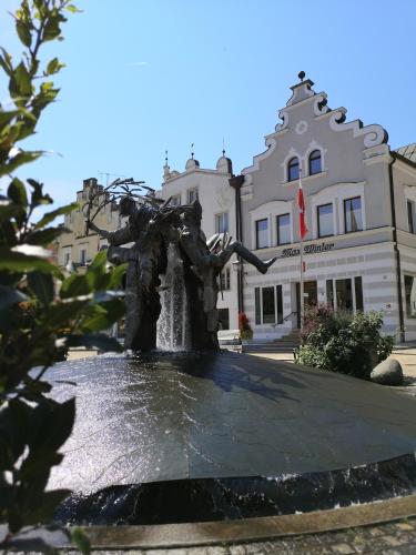 a water fountain in front of a building at Ferienwohnung am Katzberg in Cham