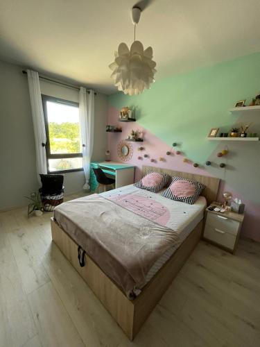 une chambre avec un grand lit et un bureau dans l'établissement La FANGADE, à Mirabeau