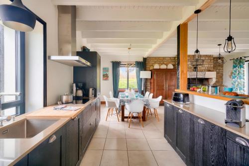 une cuisine avec un comptoir et une salle à manger dans l'établissement 100m de la plage - maison pour 10 personnes, à Penmarcʼh