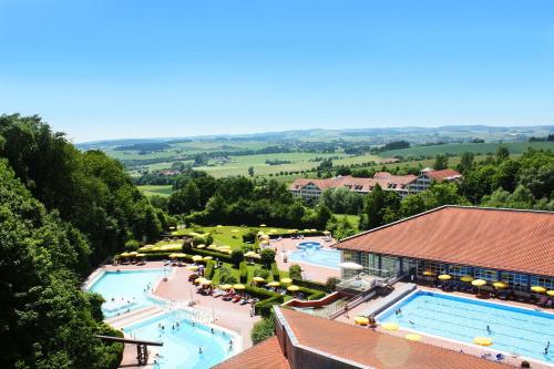 una vista sulla piscina di un resort di Wunderschöne Ferienwohnung mit Bademantelzugang zur Therme im Golf- und Aktivitätsparadies Bad Griesbach a Bad Griesbach im Rottal