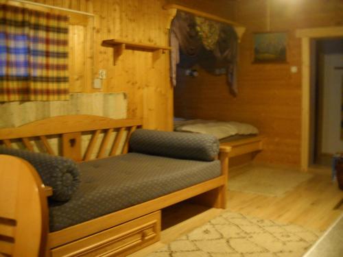 una habitación con un banco y una cama en una cabaña en Chalet Hansl, en Vordernberg