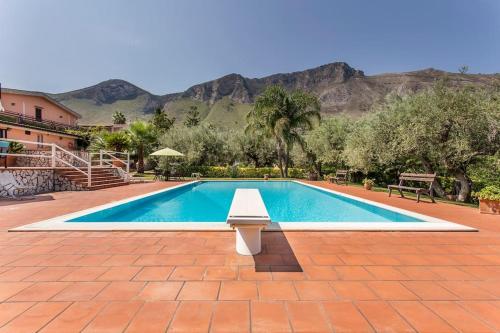 een zwembad met een bank voor een huis bij Sikelia Luxury Home in Altavilla Milicia