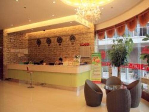 a fast food restaurant with a counter and chairs at Yulin Jintone Hotel Wenhua Square Branch in Yulin