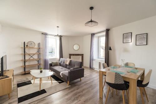 un salon avec un canapé et une table dans l'établissement Appartement au cœur de Saint-Brieuc, à Saint-Brieuc