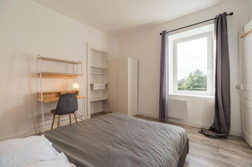 um quarto com uma cama e uma janela em Appartement au cœur de Saint-Brieuc em Saint-Brieuc