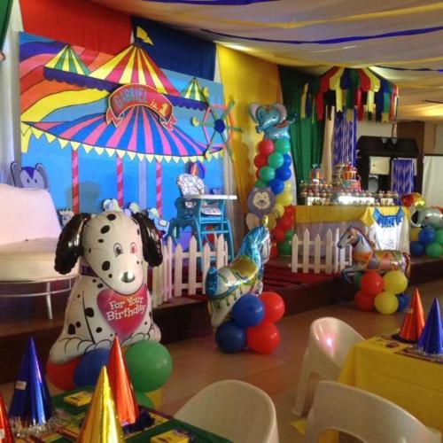 una habitación con fiesta de cumpleaños con un perro y globos en Quezon Premier Hotel - Candelaria en Candelaria