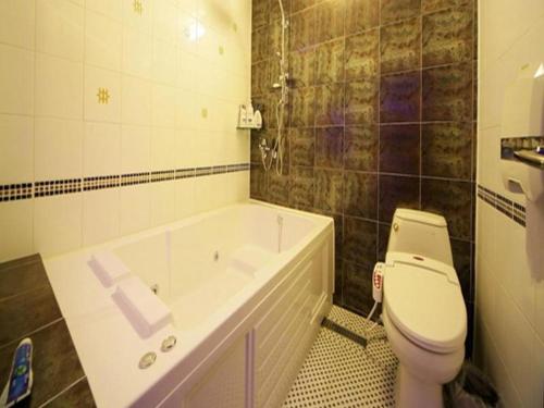 y baño con bañera, aseo y lavamanos. en Hotel Vole Cheonan en Cheonan