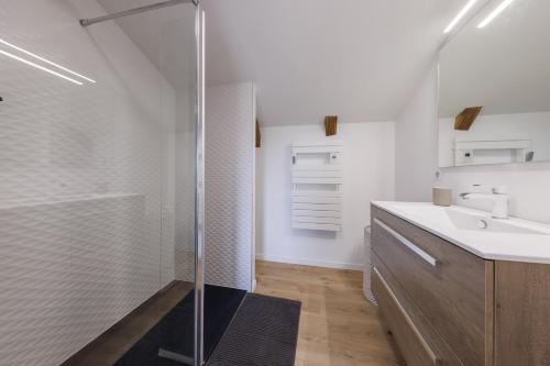 ein Bad mit einer Dusche und einem Waschbecken in der Unterkunft Carladez - 3 chambres et vue montagne in Vezac