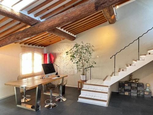 un bureau avec un bureau et un escalier dans l'établissement Le Singulier, à Aix-en-Provence