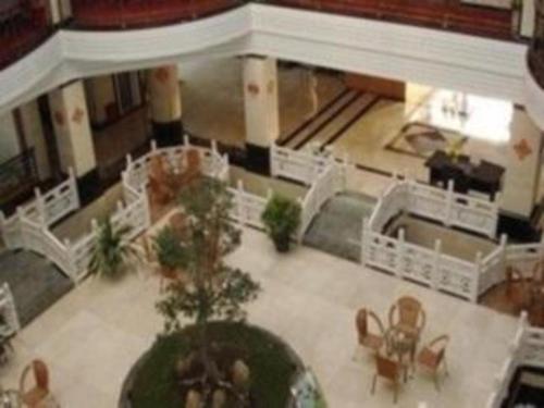 una vista sulla superficie di una hall con una pianta al centro di Dali Dayu Hotel a Dali