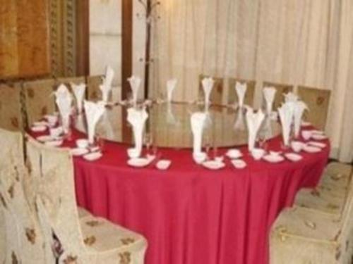 un tavolo rosso con lastre bianche e vasi sopra di Dali Dayu Hotel a Dali