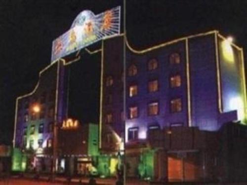 un grande edificio è illuminato di notte di Dali Dayu Hotel a Dali