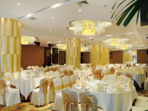 SupoqiaoにあるChengdu Yinsheng International Hotelの白いテーブルと椅子が備わる大きな宴会場