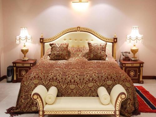 Giường trong phòng chung tại Dongying Dongsheng Hotel