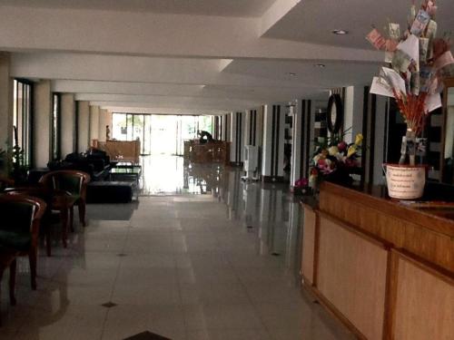 um longo corredor com um bar num restaurante em PC Palace Hotel em Sakon Nakhon