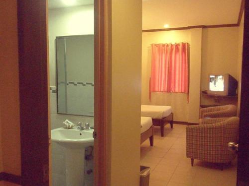 W pokoju znajduje się łazienka z umywalką i toaletą. w obiekcie Mo2 Days Inn w mieście Taculing Hacienda