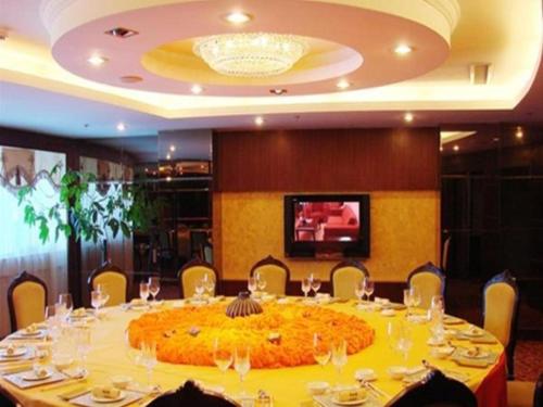 un grande tavolo in una sala conferenze con un grande centrotavola di Zhangzhou Longhai Diamond Hotel a Longhai