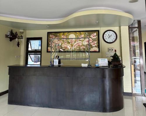 Лобі або стійка реєстрації в Ponburi Hotel
