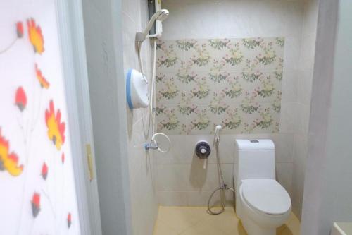 Winhouse Hotel في نان: حمام مع مرحاض ودش