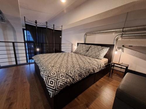 Кровать или кровати в номере RedCity LOFT 430