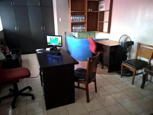 Zimmer mit einem Schreibtisch und einem Computer darauf in der Unterkunft Starmark Hotel in Naga